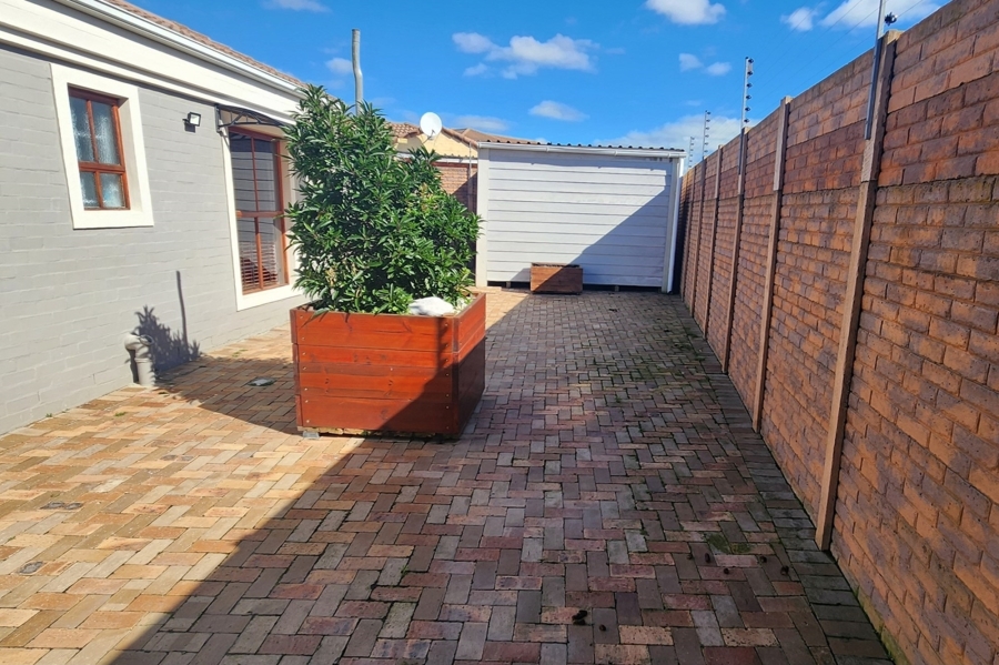 2 Bedroom Property for Sale in Uitzicht Western Cape